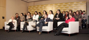 Unai Ziarreta, presidente de EA y candidato a lehendakari junto a  Begoña Errazti y Esther Larrañaga
