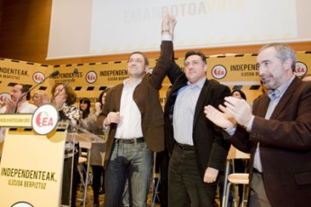 Unai Ziarreta, presidente de EA y candidato a lehendakari con Joan Puigcercón , presidente de ERC