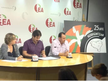 Ikerne Badiola, Pello Urizar y Mariano Alava en la comparecencia de hoy.