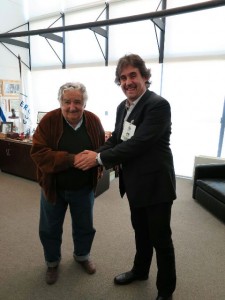 Pello Urizar, secretario general de Eusko Alkartasuna, con el presidente de Uruguay, Pepe Múgica